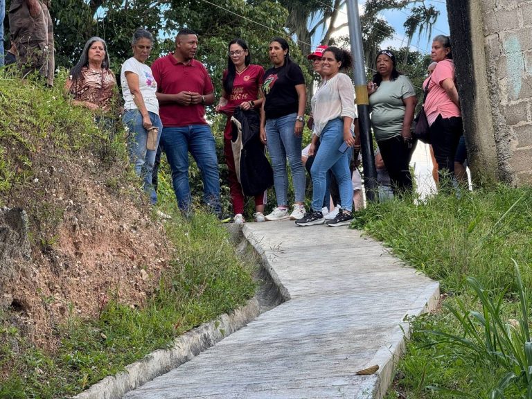 Familias de El Guamito en Lagunetica inauguran 147 metros de caminerías y escaleras