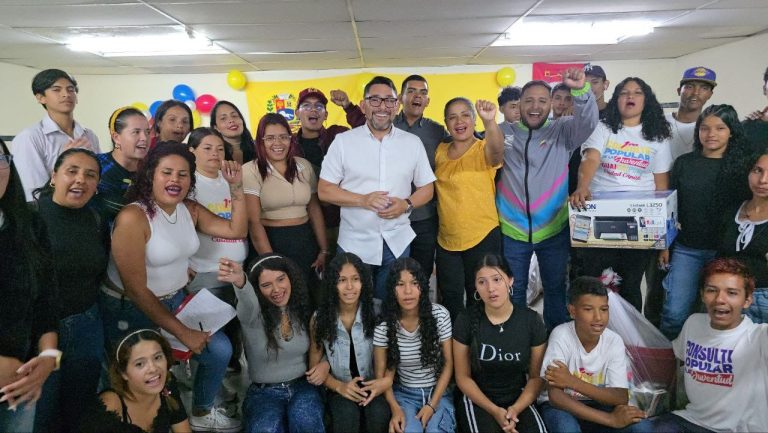 Comuna Maisanta Vive recibe equipos de fotocopiado y papelería para proyectos juveniles