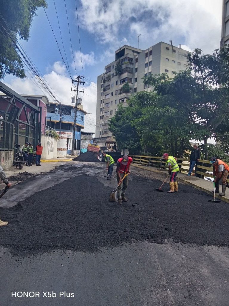 Guaicaipuro ejecuta pavimentación de vías con 4 mil toneladas de asfalto