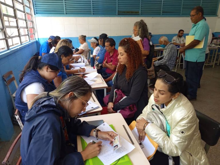 Atienden a 455 personas en jornada integral en El Paso