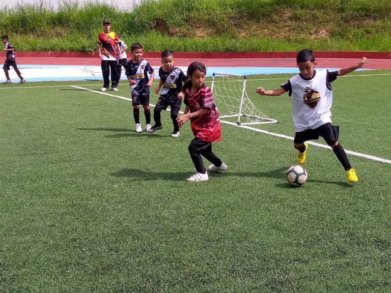 Fútbol Show registró masiva asistencia de comunidades y deportistas