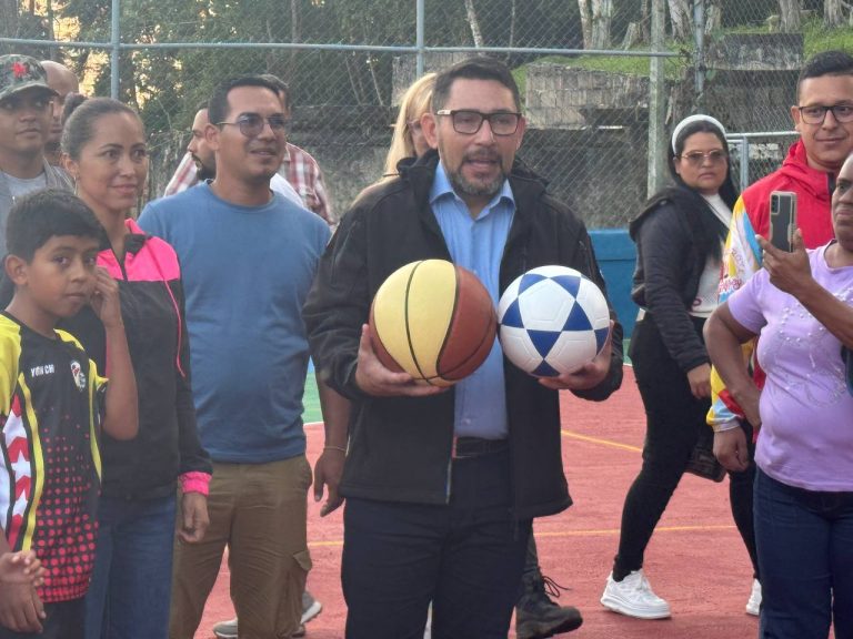 En Laguneta de La Montaña celebran rehabilitación de cancha y estrenan base de misiones
