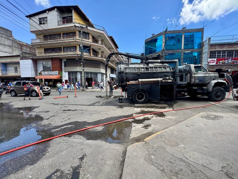 Atienden colapso de aguas servidas en la calle Vargas de Los Teques
