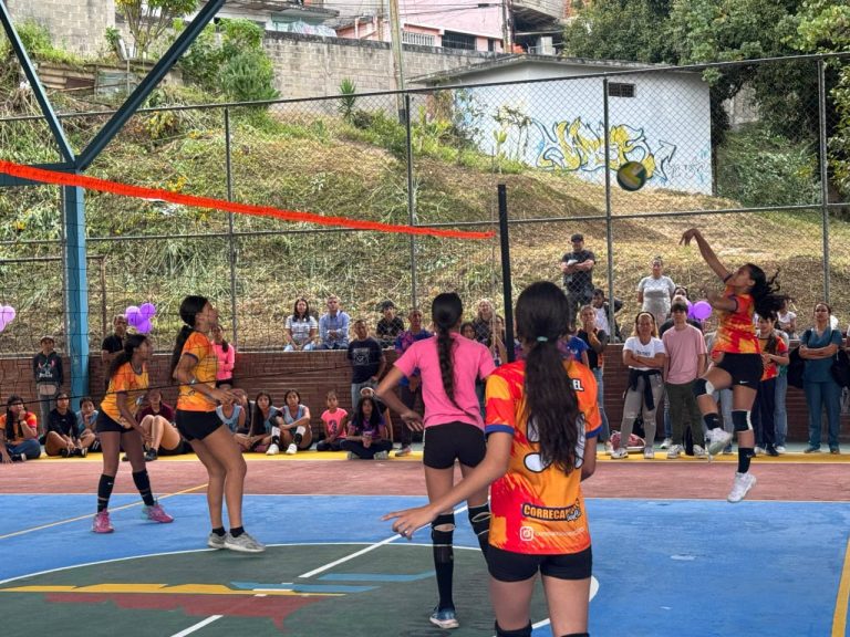 Entregan cancha recuperada en el Liceo Francisco de Miranda en Los Teques