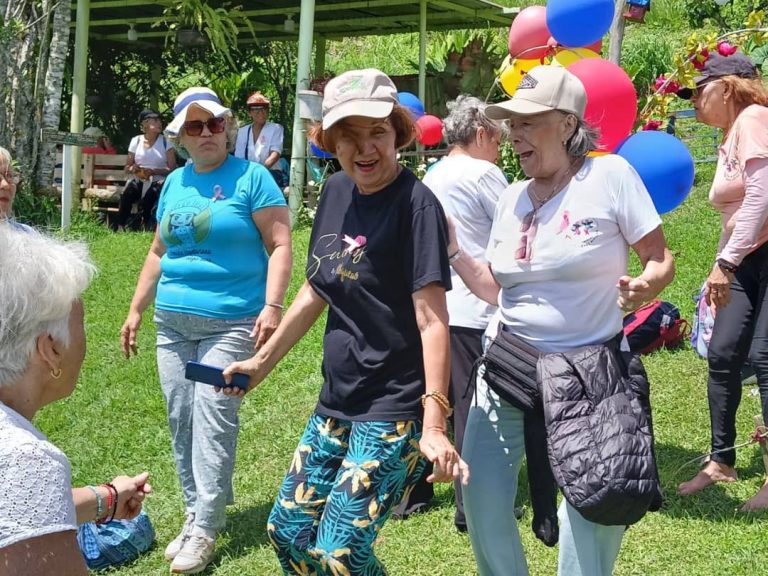 Brindan recreación y esparcimiento a 100 abuelos de Los Teques