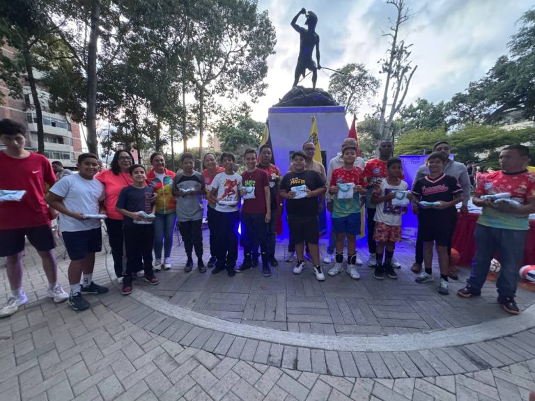 Entregan uniformes a deportistas para estadal de Juegos Comunales 2025