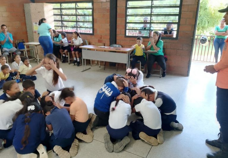 Capacitan a más de 570 estudiantes en simulacros de desalojo