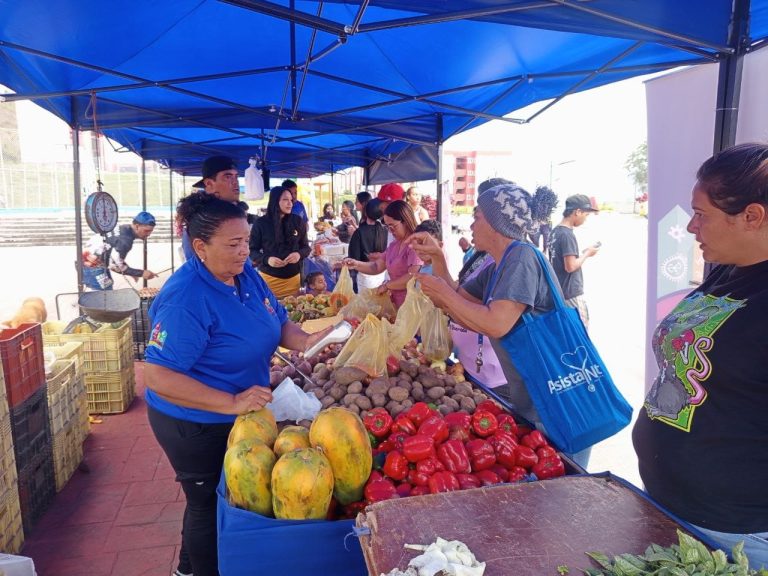 Vecinos de El Chorrito compraron a «precios buenos» en mercado a cielo abierto
