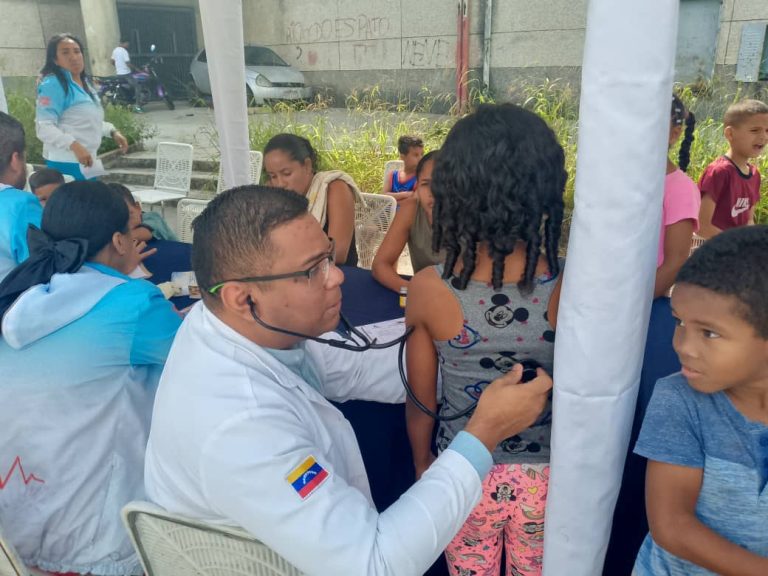 Refugiados del Paramaconi reciben atención médica integral