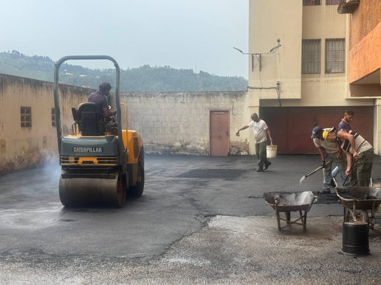 Asfaltan vías internas en Residencias Bruno de Los Teques
