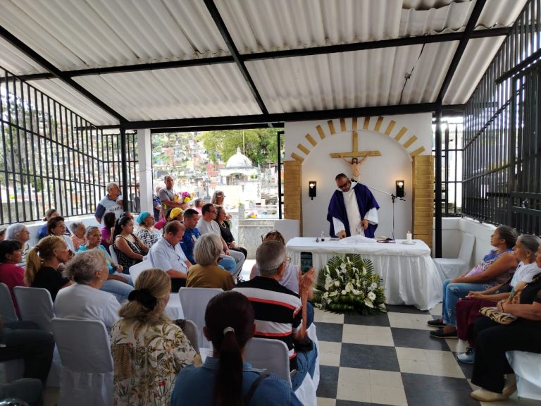 Guaicaipuro celebró primera Misa de Fieles Difuntos en cementerios municipales