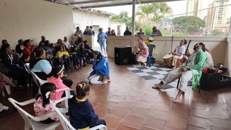 Abuelos y niños disfrutaron de obra teatral en comunidad El Vigía