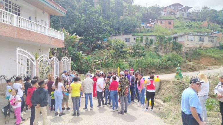 Nuevo muro de contención en comunidad Madre Juliana restaura seguridad vial
