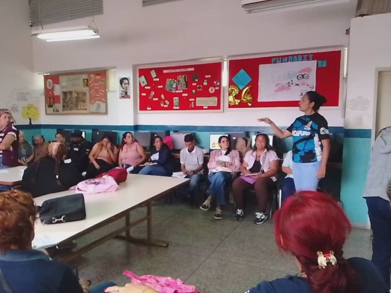 Gabinete Comunal Ecosocialista aborda problemática en la UEN República del Paraguay
