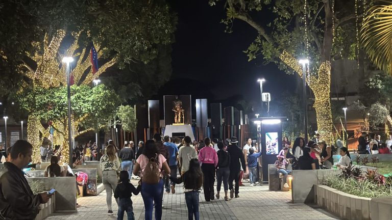 Fomentan la unión familiar con encendido de luces navideñas en plazas de Los Teques