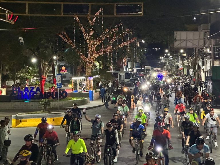 Más de un centenar de ciclistas recorrió sitios emblemáticos en Los Teques