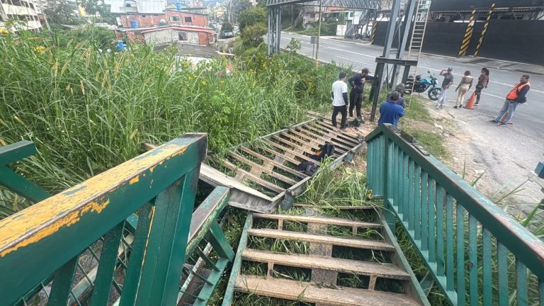 Incian reparación de la pasarela del KM 25 de la Panamericana en Los Teques