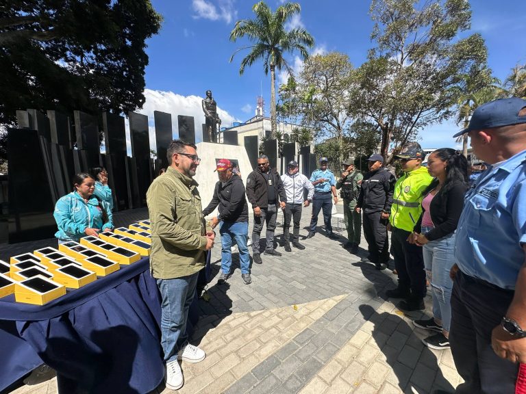 Entregan 43 equipos móviles para consolidar coordinación policial con comunas de Guaicaipuro