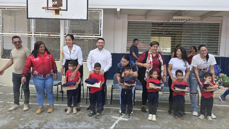 Entregan 250 uniformes y calzados a estudiantes de escuela en Cañaote