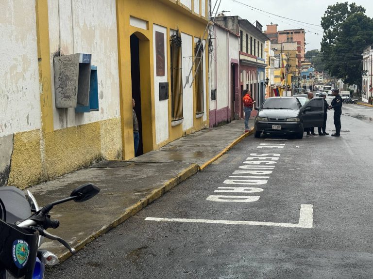 Autoridades recuperan circulación vial de la calle Guaicaipuro en Los Teques