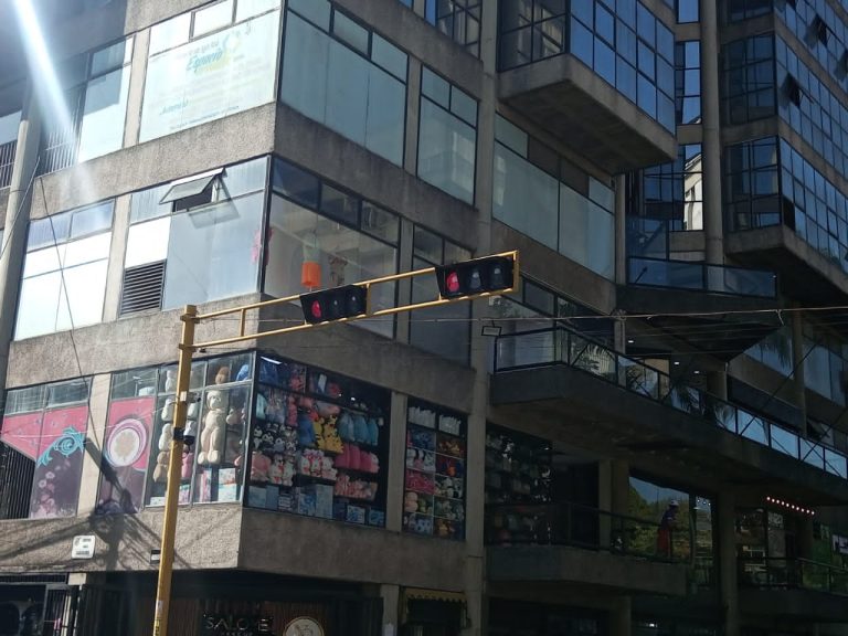 Alcaldía de Guaicaipuro repara semáforos de la calle Carabobo de Los Teques