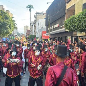Multitudinario despliegue de color y tradición inundó calles de Los Teques en primera jornada