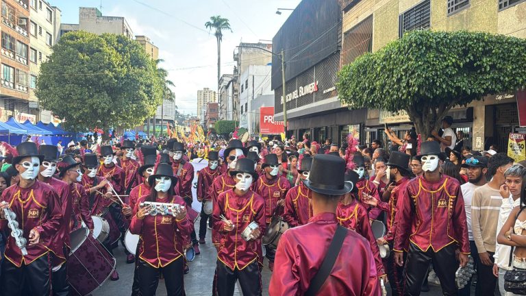 Multitudinario despliegue de color y tradición inundó calles de Los Teques en primera jornada