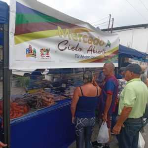 Vecinos de Lagunetica aliviaron el bolsillo con Mercado a Cielo Abierto 