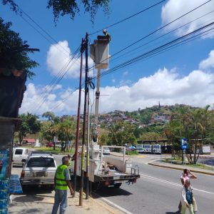 Colocan luminarias y brazos metálicos en la Av. Bertorelli Cisneros