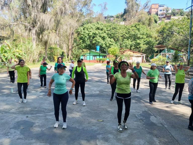 Promueven el bienestar físico y emocional de adultos mayores en el parque Los Nuevos Teques