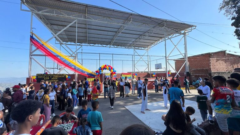 Poder Popular reinaugura cancha deportiva en el sector Santa María de Guaremal