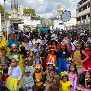 Comparsas escolares llenaron de magia las calles tequeñas