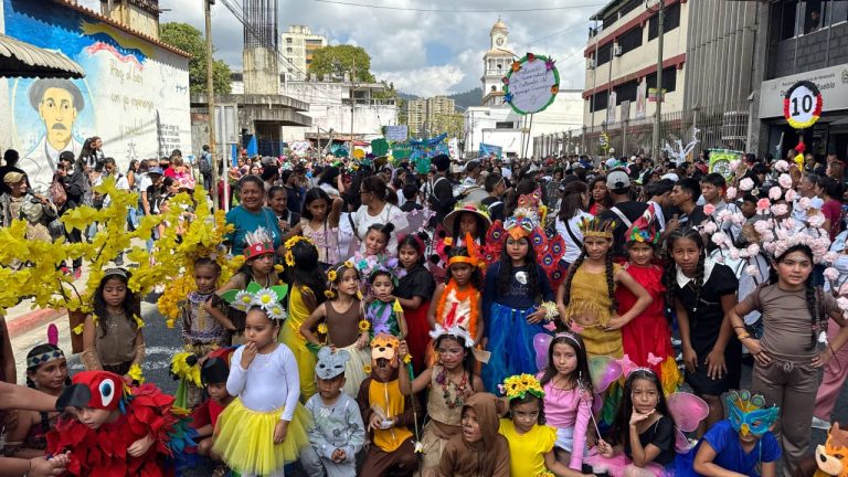 Comparsas escolares llenaron de magia las calles tequeñas