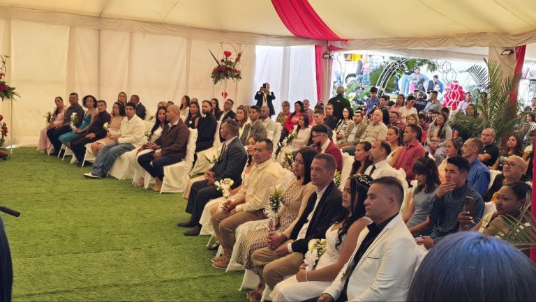 25 parejas formalizan su unión en un nuevo matrimonio colectivo