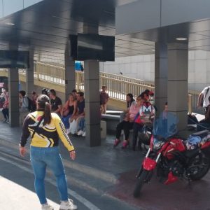 Inspectores de transporte garantizan orden y movilidad en la parada Independencia de Los Teques