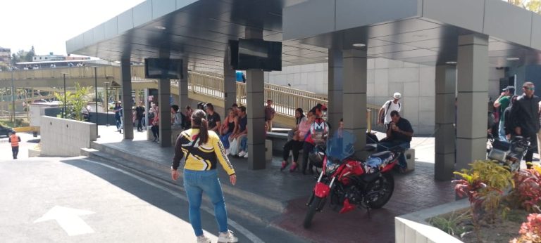 Inspectores de transporte garantizan orden y movilidad en la parada Independencia de Los Teques