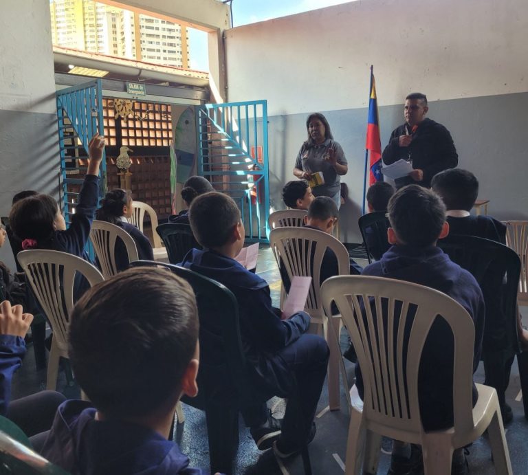 Estudiantes se transforman en «Guardianes de la Lopnna» para promover la paz escolar