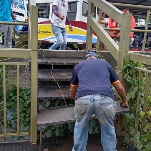 Culminan rehabilitación de tramos y peldaños en pasarelas del municipio
