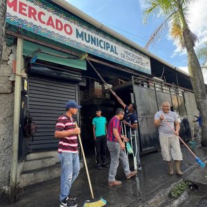 Realizan jornada de limpieza y demarcación en el Mercado Vencedores Guaicaipuro