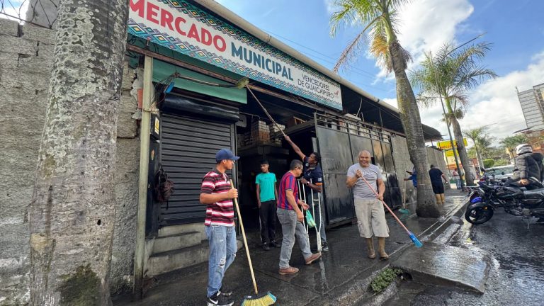 Realizan jornada de limpieza y demarcación en el Mercado Vencedores Guaicaipuro