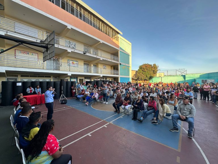 Vecinos de El Vigía reciben 188 tanques de agua adquiridos mediante Consulta Popular