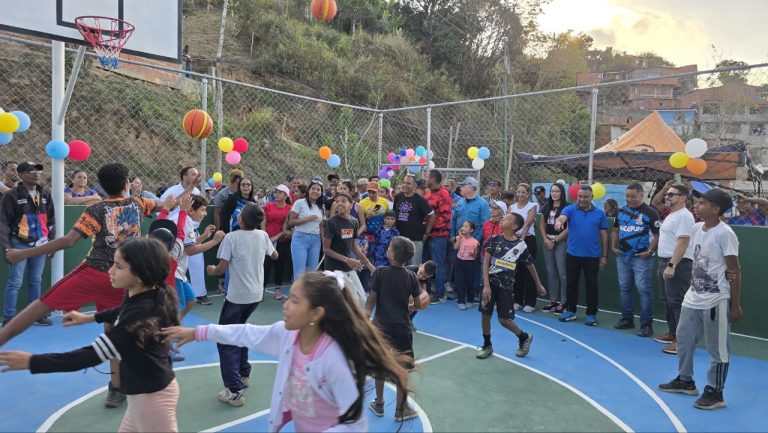 De un terreno de tierra a una cancha de altura en El Tigrito