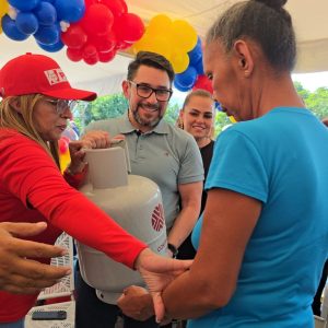 Paracoteños reciben cilindros de gas gracias a la Consulta Popular