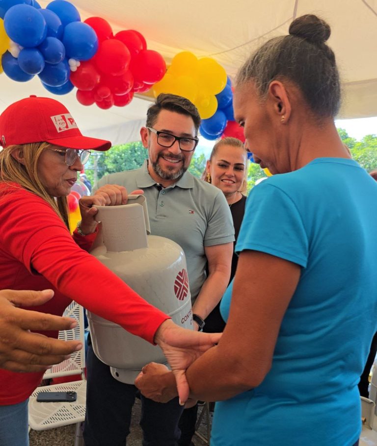 Paracoteños reciben cilindros de gas gracias a la Consulta Popular