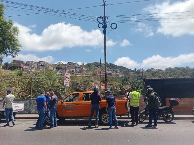 Inician plan de saneamiento y ordenamiento de redes de fibra óptica en Los Teques 