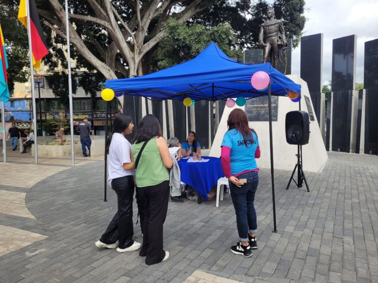 Defensoría Móvil resolvió dudas legales en plena Plaza Miranda
