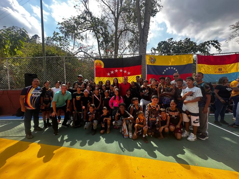 Entregan cancha de baloncesto rehabilitada en El Encanto beneficiando a 2.500 familias