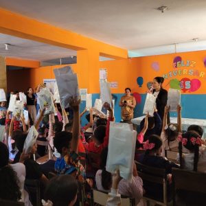 Estudiantes de la Juan Bautista Arismendi celebran 65 años con nuevos uniformes