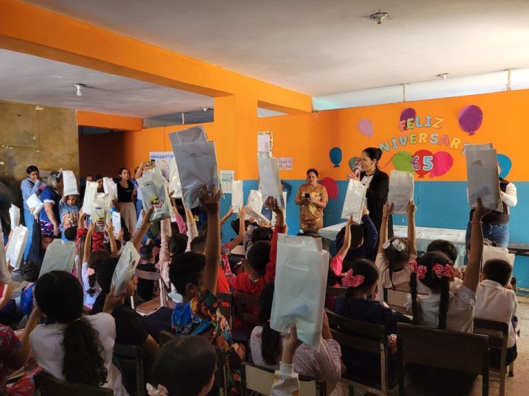 Estudiantes de la Juan Bautista Arismendi celebran 65 años con nuevos uniformes