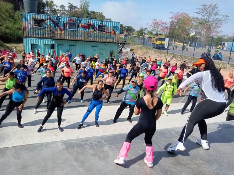 Promueven la salud integral con bailes y ejercicios funcionales